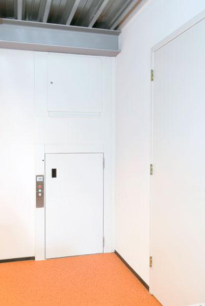 Elektrische kleingoederen lift met draaideur Bibliotheek Alblasserdam