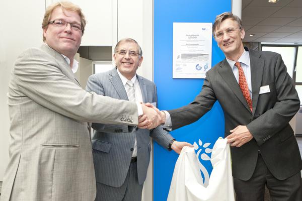 V.l.n.r.: algemeen directeur Plastica Plaat B.V. Marc Snoeren, locoburgemeester Waalwijk Henk Heuverling en de directeur van de TüV - Lex Boon V.l.n.r.: algemeen directeur Plastica Plaat B.V. Marc Snoeren, locoburgemeester Waalwijk Henk Heuverling en de directeur van de TüV - Lex Boon