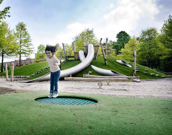Meerpark in Amsterdam: verzonken trampoline, tunnelglijbanen, wippen 