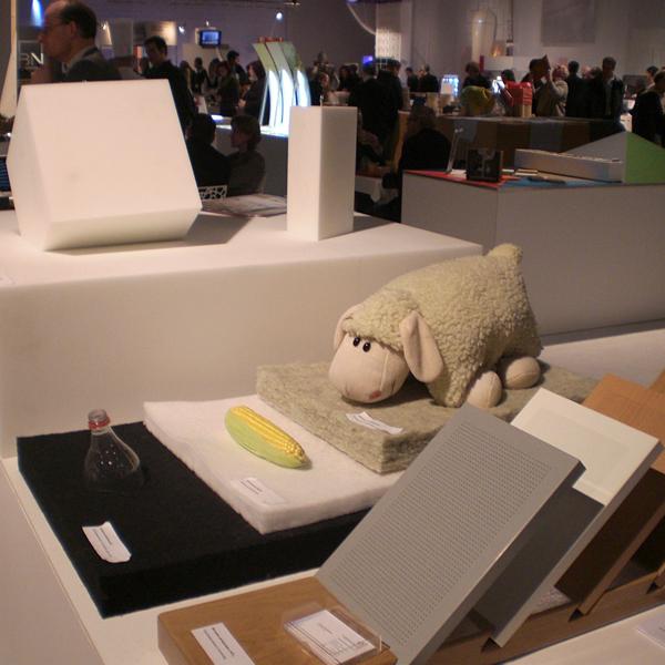 Presentatie ecologische producten op Material Xperience; v.l.n.r.: Akotherm (gemaakt van gerecyclede PET flessen), maiswol en schapenwol. Presentatie ecologische producten op Material Xperience; v.l.n.r.: Akotherm (gemaakt van gerecyclede PET flessen), maiswol en schapenwol.