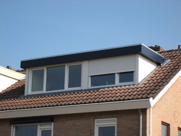 Milyt, HPL volkern gevelbekleding en dakrandpanelen, blauw wit dakkapel