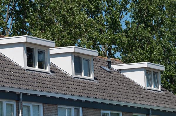 Milyt, HPL volkern gevelbekleding en dakrandpanelen, dakkapel dakrand wit