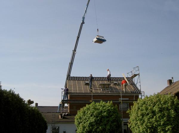 Nelskamp hoogkraan plaatst dakpannen direct op dak