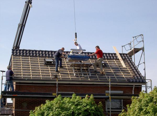 Nelskamp hoogkraan plaatst dakpannen direct op dak