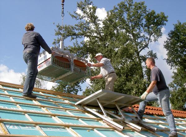 Nelskamp hoogkraan plaatst dakpannen direct op dak