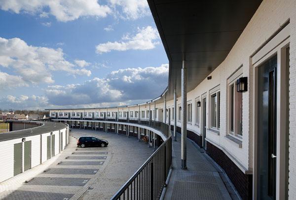 Een PARKEERDAK van Leven op Daken, klinkerbestrating