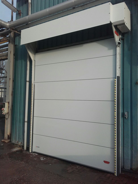 Compact beschermkap voor deurpakket en voor motor, gecombineerd Compact beschermkap voor deurpakket en voor motor, gecombineerd