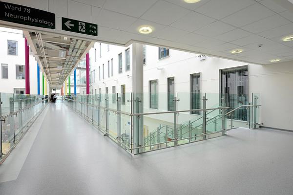 Rockfon Royal - akoestische plafonds met cleanroomclassificatie, Manchester Royal Infirmary