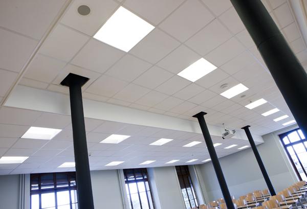 Rockfon Sonar dB - geluidsisolerend en geluidsabsorberend plafond met spuitstucstructuur