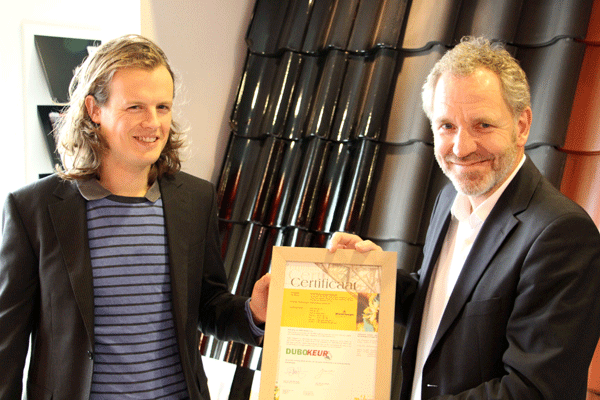 Alg. directeur Bert Jan Koekoek ontvangt cerficiaat van Kamiel Jansen (NIBE) Alg. directeur Bert Jan Koekoek ontvangt cerficiaat van Kamiel Jansen (NIBE)
