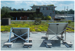 De proefopstelling op het onderzoeksdak: op de voorgrond zonnepaneel 1 en 2 op de bitumen afdichting, en op de achtergrond zonnepaneel 3 op de dakbegroeiing.