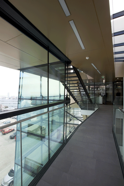 ALUCOBOND® sandwichpanelen gold metallic; gebouwschil 'dringt binnen in' interieur ALUCOBOND® sandwichpanelen gold metallic; gebouwschil 'dringt binnen in' interieur