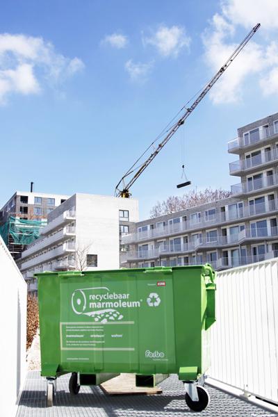 Groene container bestemd voor snijrestanten Marmoleum