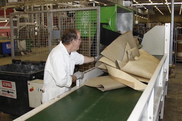 Marmoleum uit groene container wordt gesorteerd voor hergebruik