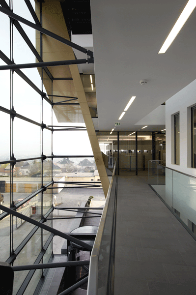 ALUCOBOND® sandwichpanelen gold metallic; gebouwschil 'dringt binnen in' interieur ALUCOBOND® sandwichpanelen gold metallic; gebouwschil 'dringt binnen in' interieur