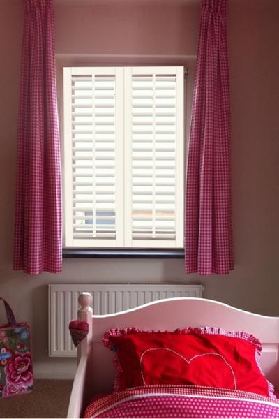 Jasno witte shutters kinderkamer