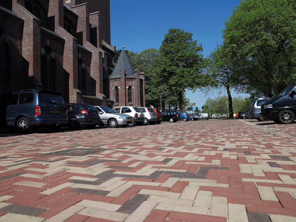 Wienerberger straatbakstenen Leonarduskerk, Helmond