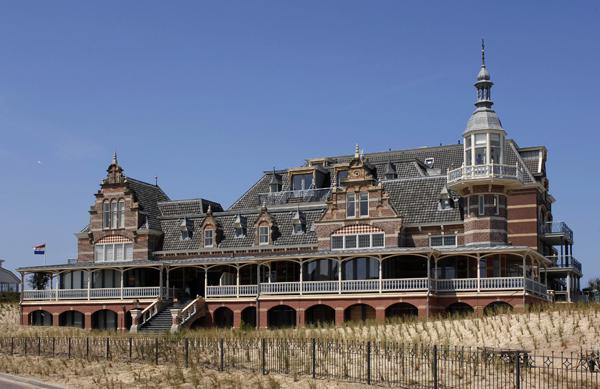 Monier blauwgesmoorde dakpannen Domburg (badpaviljoen) Monier blauwgesmoorde dakpannen Domburg (badpaviljoen)