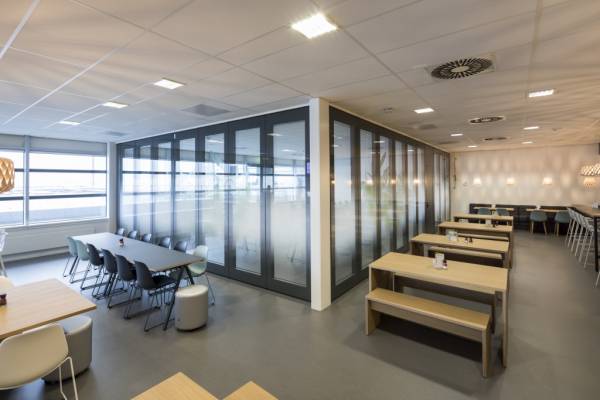 Glaspaneelwand in hoekopstelling voorzien van folie