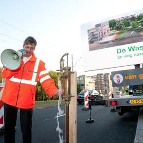 Wethouder Bolsius opent de weg.