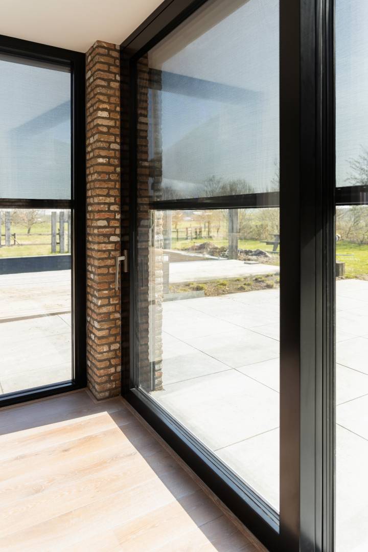 FAKRO%20VMZ%20solar%20screens%20voor%20gevelkozijnen.jpg