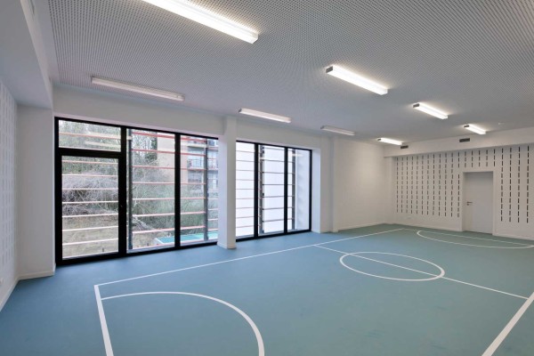 gymzaal met blauwe vloer