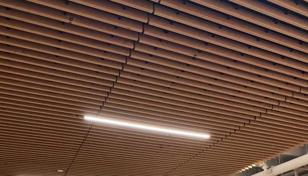 Akoestisch houten plafond brengt comfort in winkelcentrum