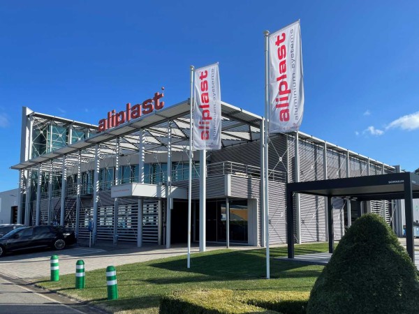 Kantoorpand Aliplast Aluminium Systems 