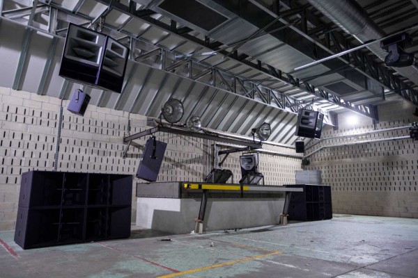 podium met geluidsboxen
