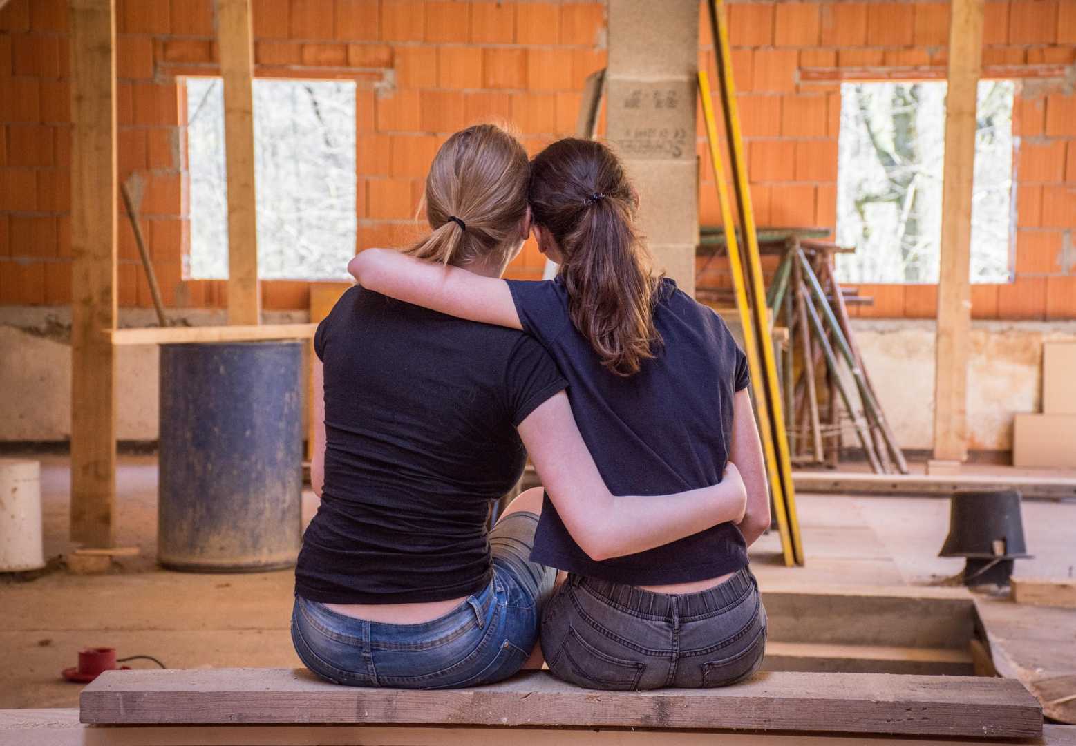 girlfriends-g7df50a83c_1920.jpg