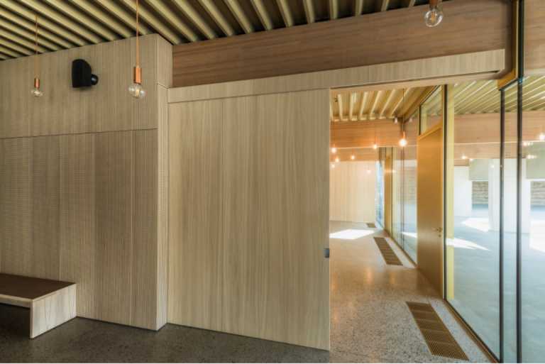 Crematorium schuifdeur Houten wand met houten schuifdeur