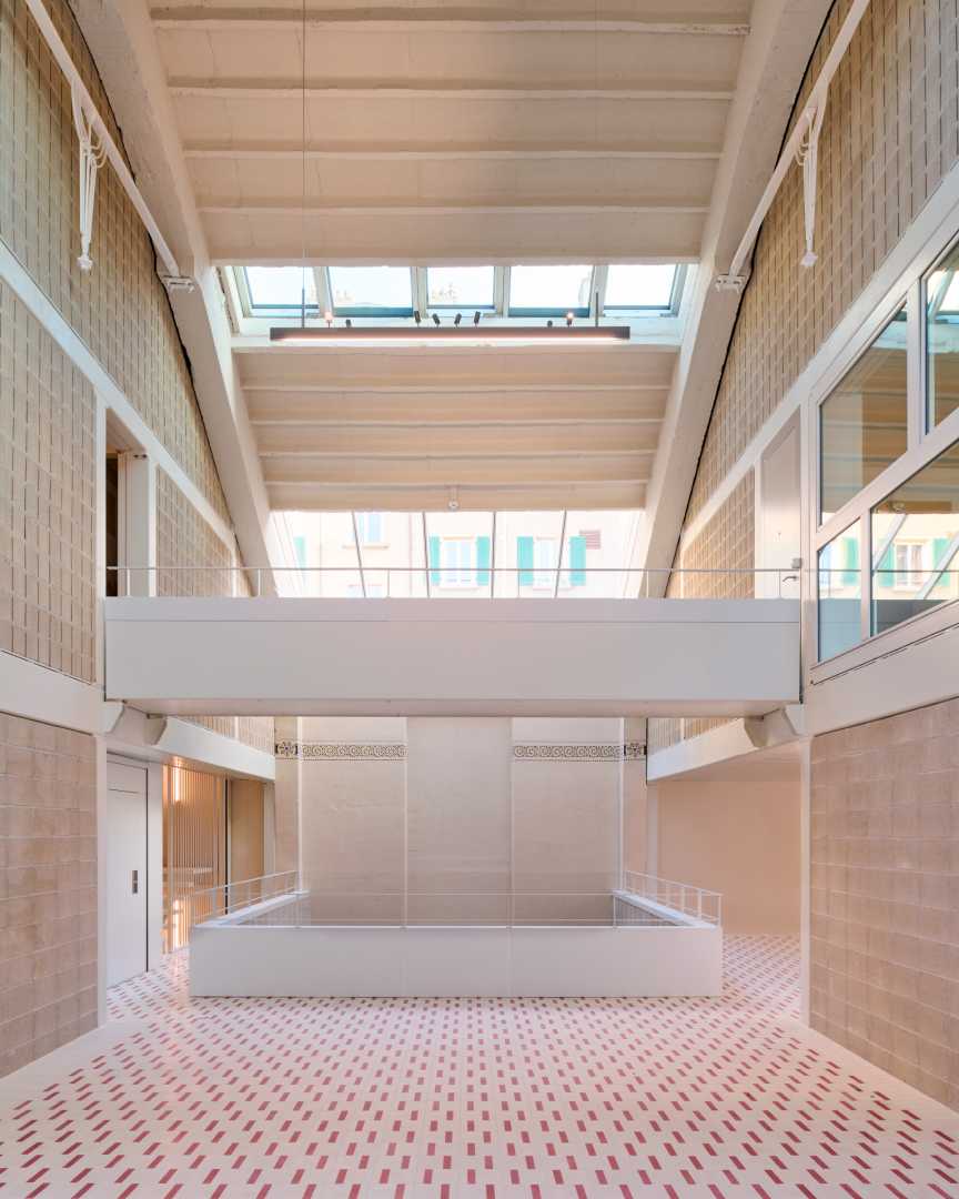 COUCHIRARD Hires hal met witte loopbrug