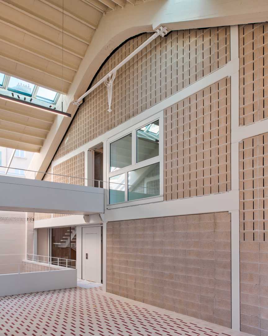 COUCHIRARD hires gevel bruine betonblokken en loopburg