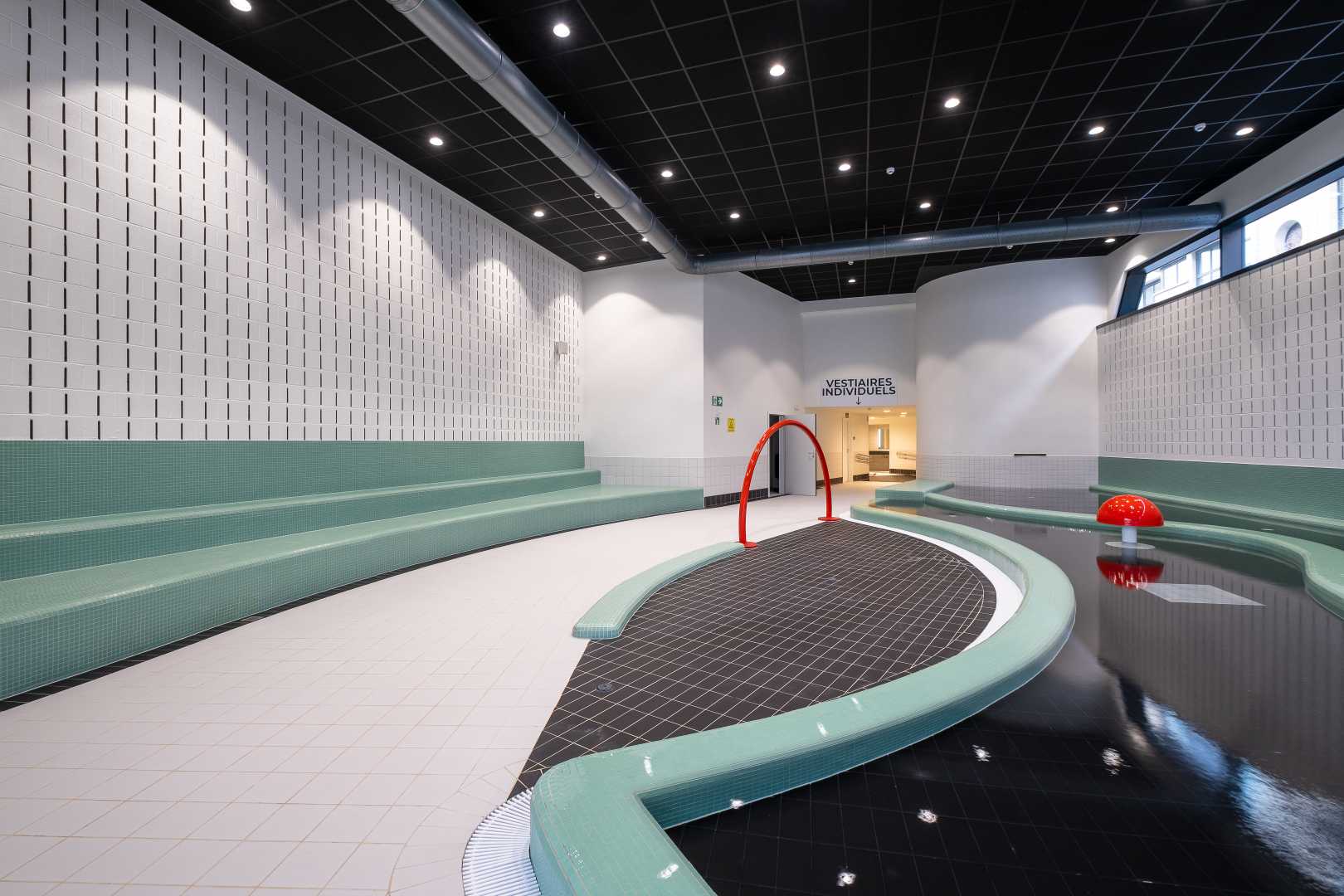 Jonfosse Liege Soundblox Zwembad met groene bank en witte muren