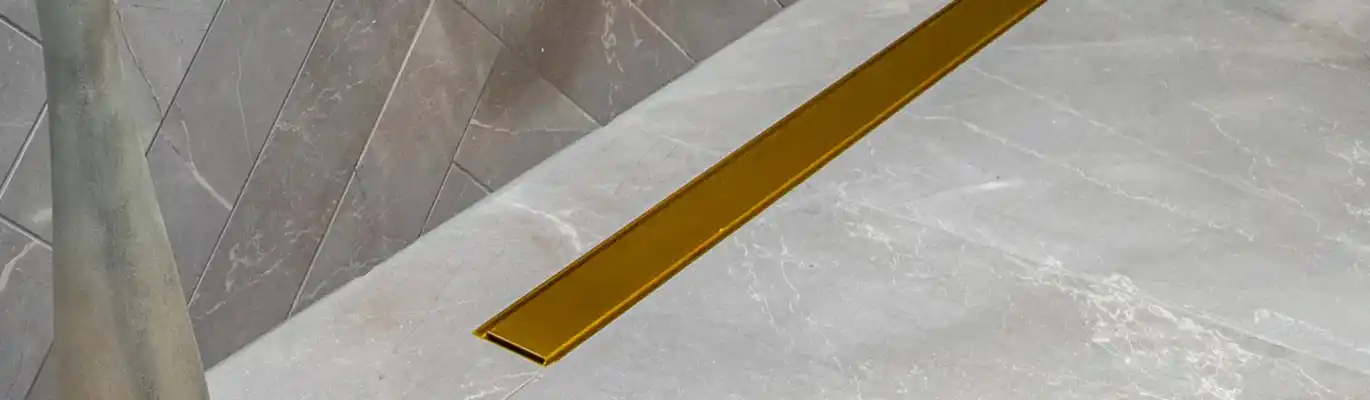Showerdrainc-colours Goudkleurige douchedrain in witte marmer tegel