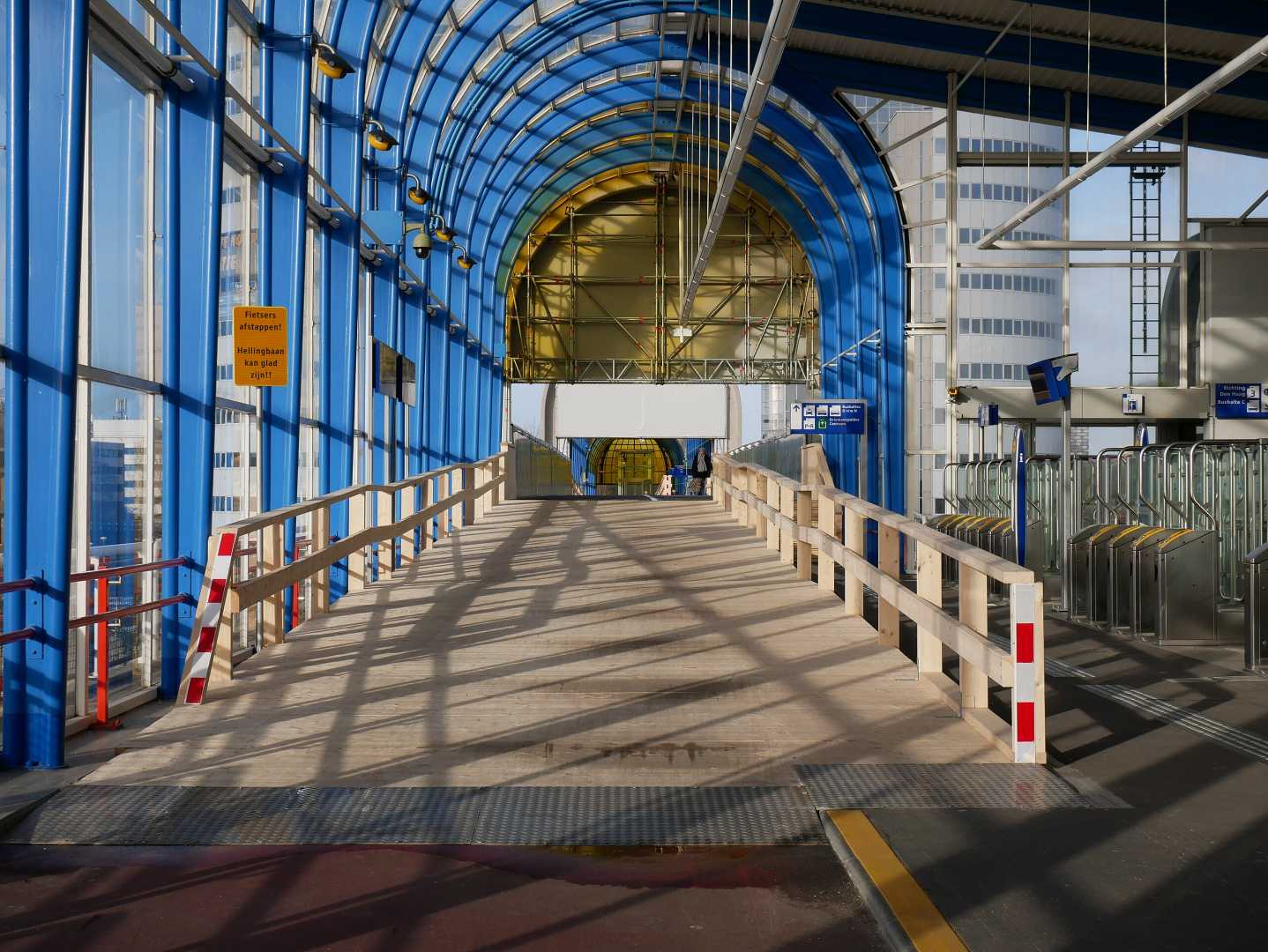 2023-02-05_Nelson_Mandelabrug_zuidelijke_toegang_tot_tijdelijk_brugdeel_(1).jpg