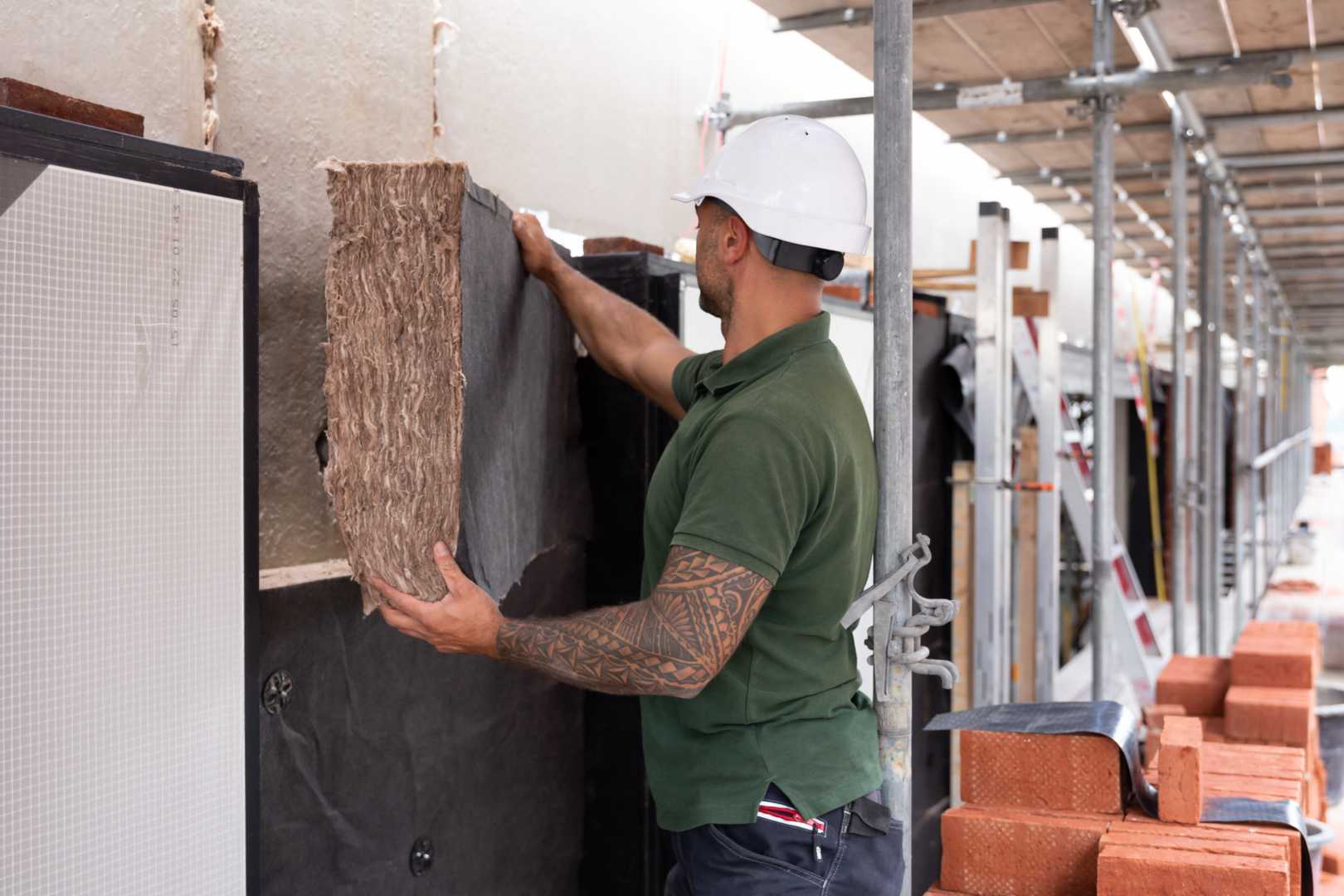 Appartementen Hart van de Waalsprong, Nijmegen Bouwvakker plaatst isolatiemateriaal