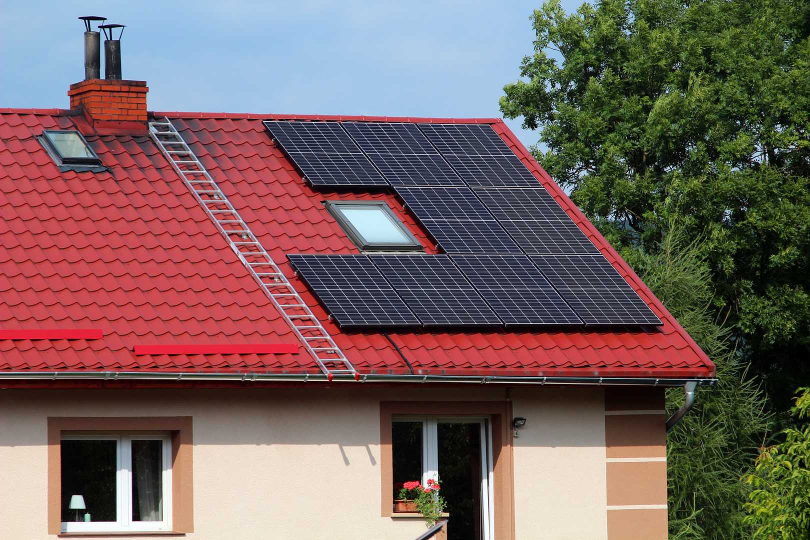 solar-panels-6940440_1920.jpg