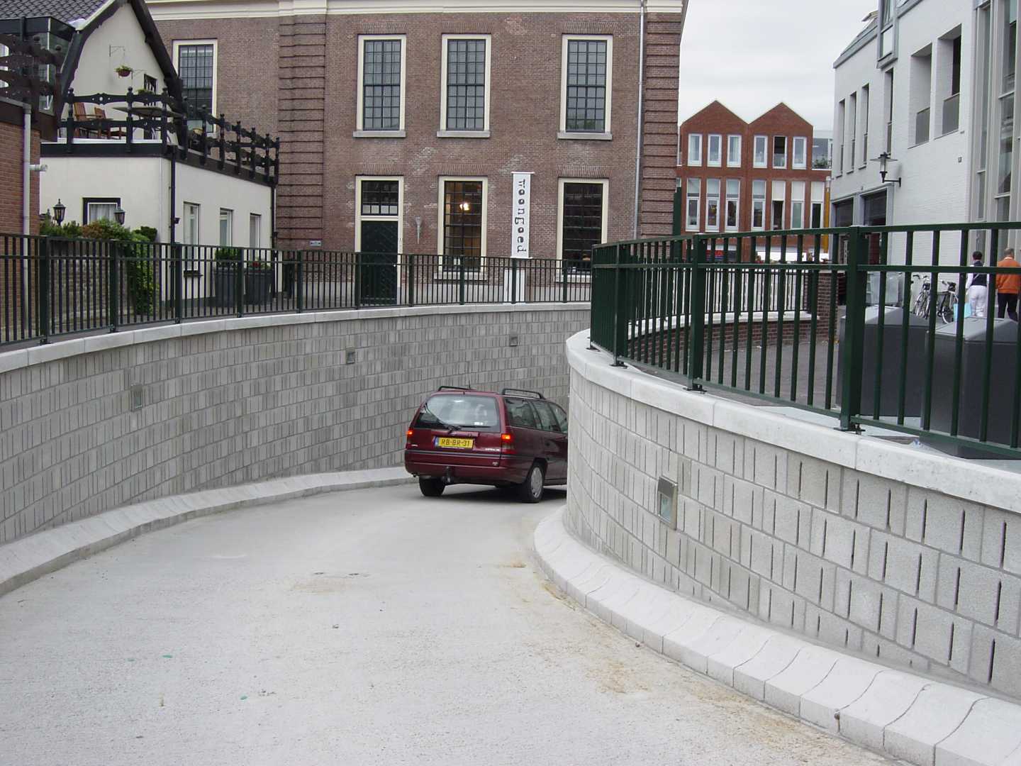 Castellum auto rijdt helling af