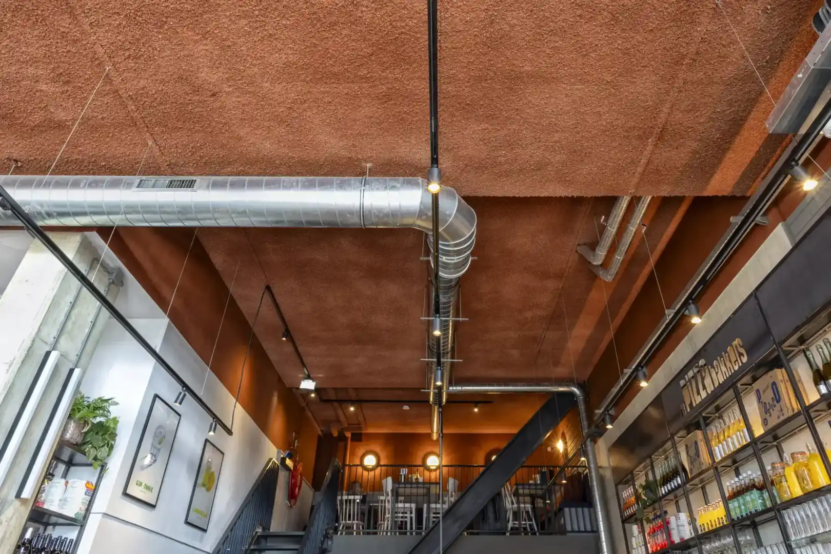 Acomo Style Restaurant met bruin plafond en buizen