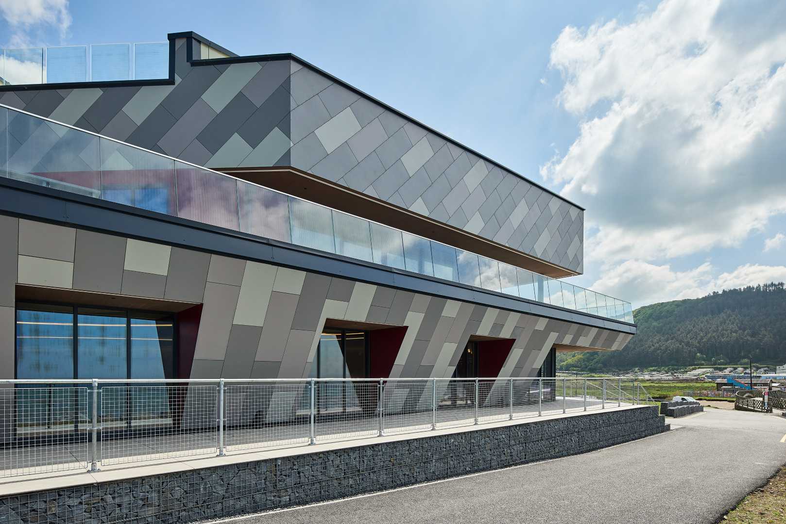 HardiePlank® gevelbekleding gebouw met gekleurde gevel