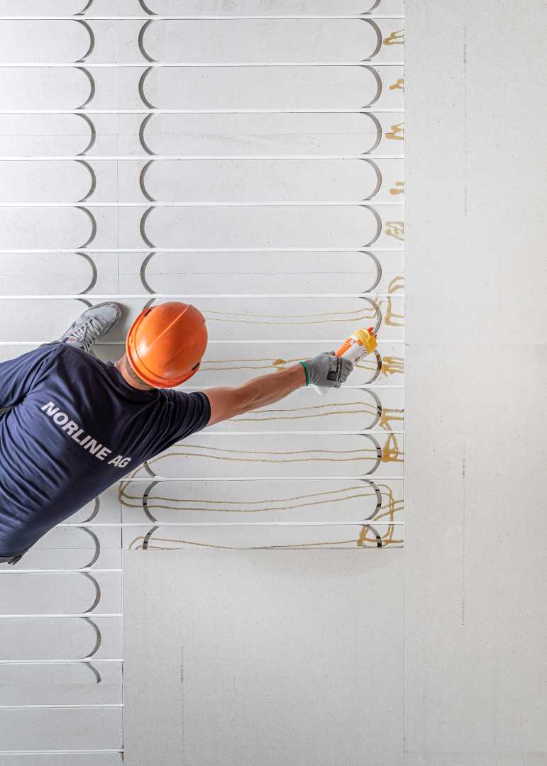 Fermacell® Therm25 Montage with Glue bouwvakker spuit lijm op vloer