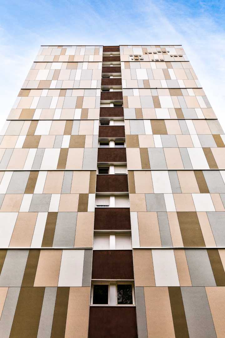 Hardie Panel Reference Custom Color Dijon France flat met houten gevelbekleding