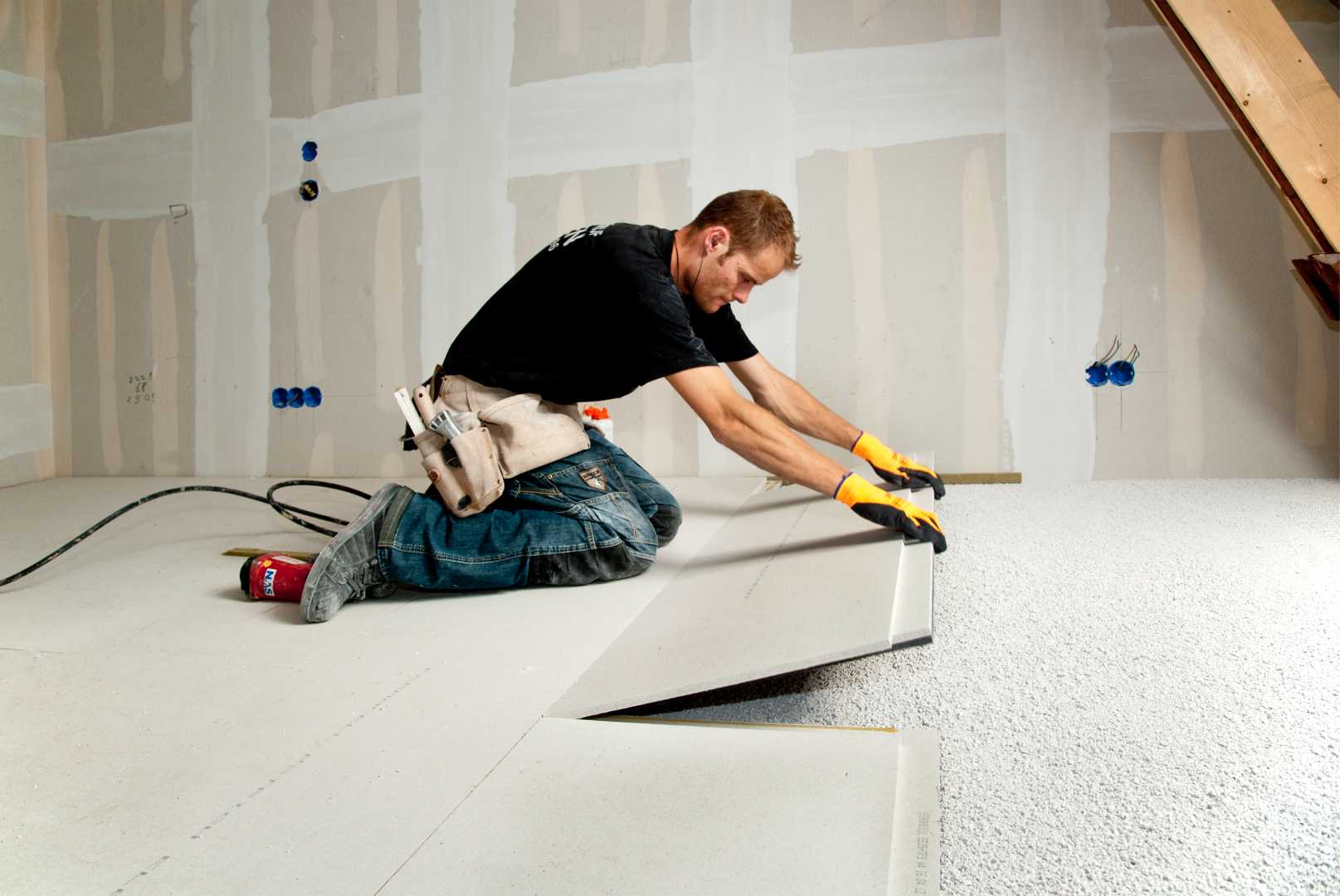 fermacell® Vloerelementen bouwvakker plaatst vloerelement