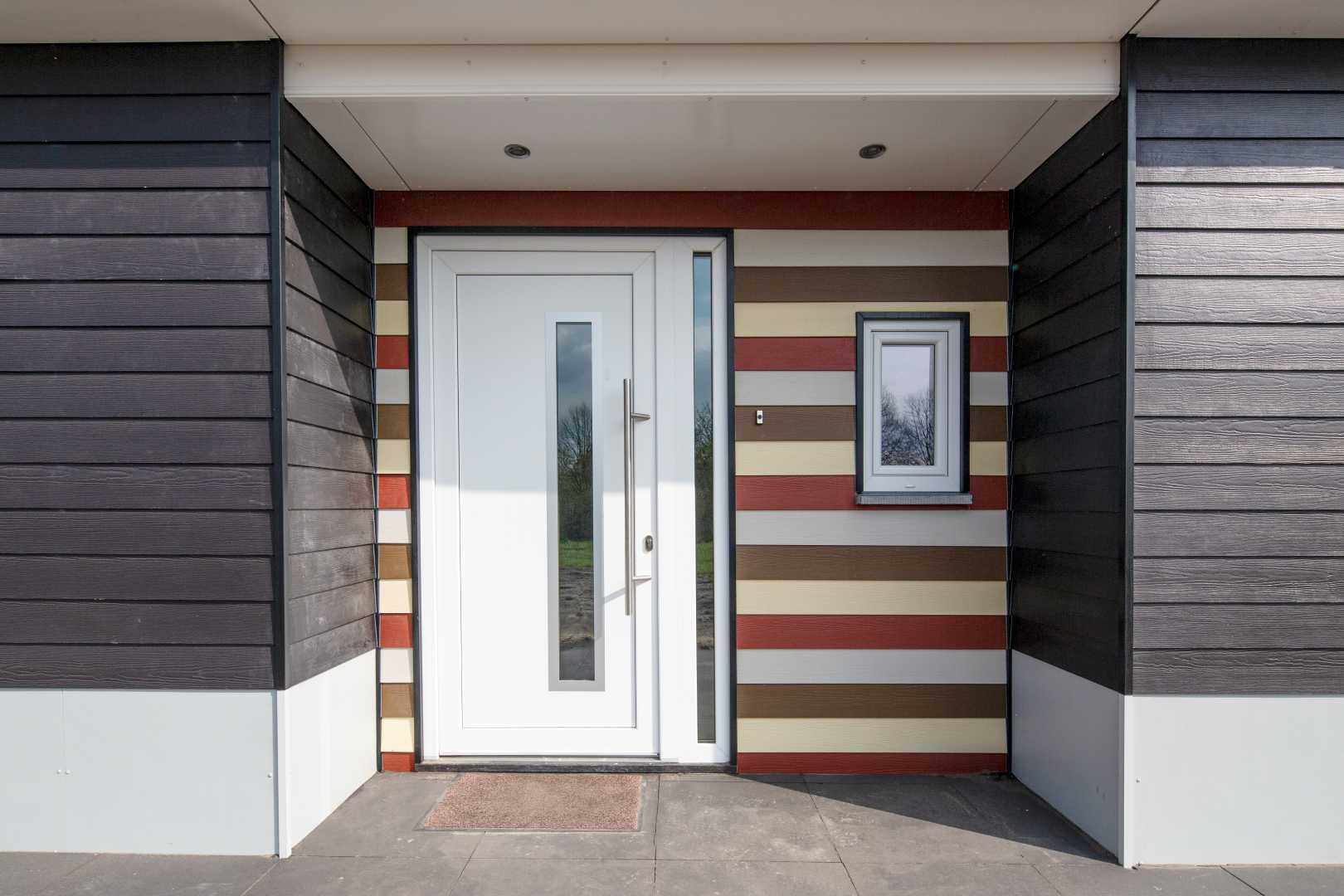 HardiePlank® gevelbekleding voordeur met gekleurde gevelbekleding