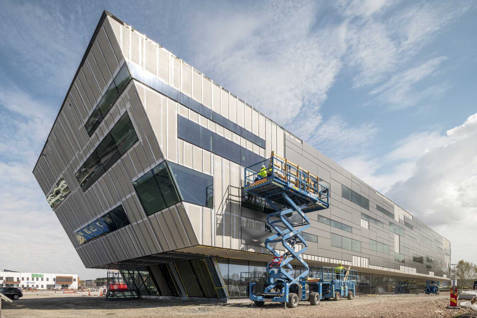 Swisspearl_Sweden_Hedin_Group_HK,_Mölndal.jpg De Windstopper van Swisspearl is dé oplossing voor bouwprojecten die inzetten op veiligheid, comfort en duurzaamheid. Deze hoogwaardige vezelcementplaat biedt niet alleen uitstekende brandwerendheid, maar draagt ook bij aan geluidsisolatie en stabiliteit.