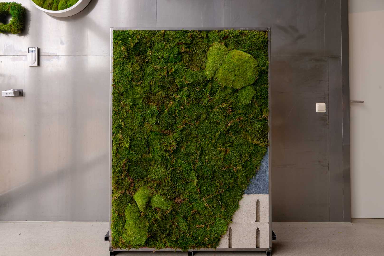 Soundblox met 100% natuurlijke mostoepassing opstelling met doorsnede mos wand