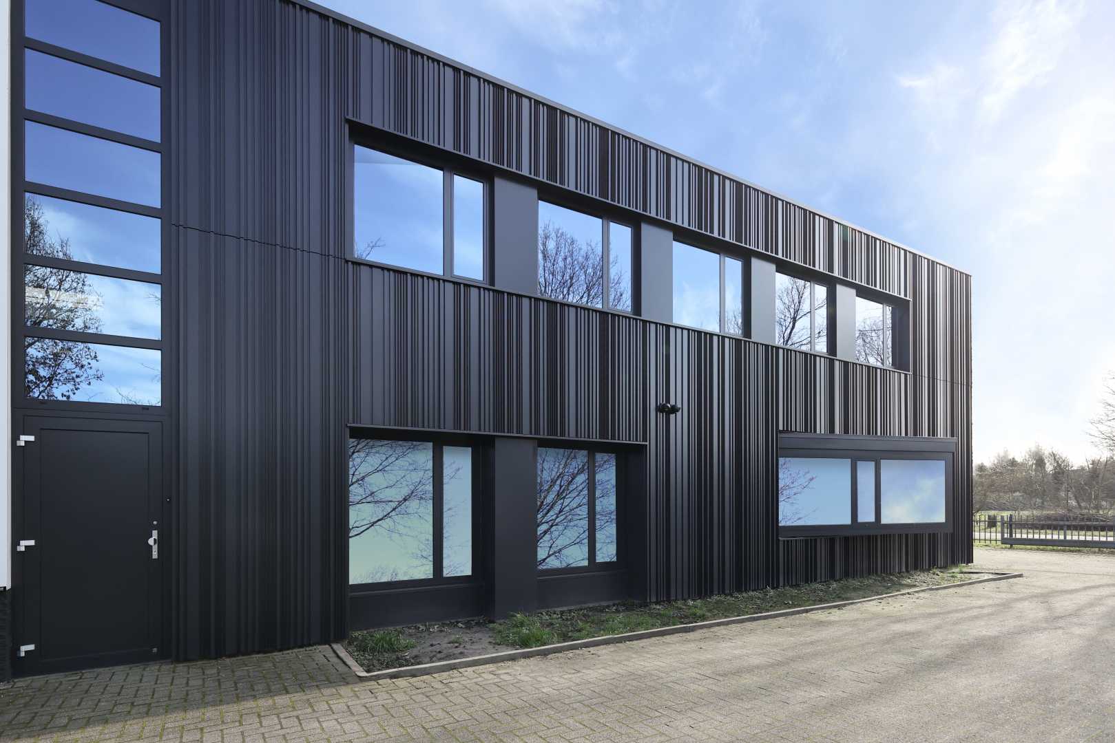 Dusol Helmond Het pand werd volledig gestript. Het interieur evolueerde van gesloten naar open, onder meer door De integratie van glaspartijen. De werkplaatsen werden gemoderniseerd, de staalconstructie gelakt en de betonvloer gecoat. En ook de gevel onderging een tran