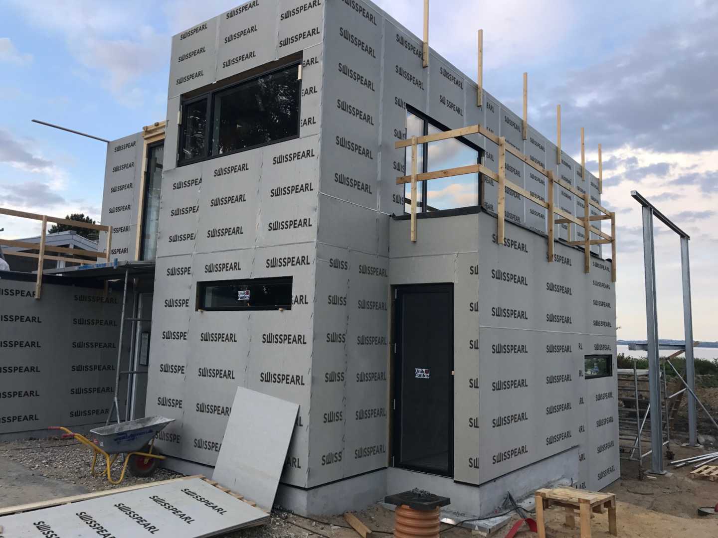 Ref Cembrit Windstopper De Swisspearl Windstopper Connect is de nieuwste innovatie binnen vezelcement bouwplaten, ontworpen voor maximale efficiëntie en gebruiksgemak. Deze lichtgewicht spouwplaat met geïntegreerd tong-en-groef-systeem is perfect voor moderne bouwprojecten waar