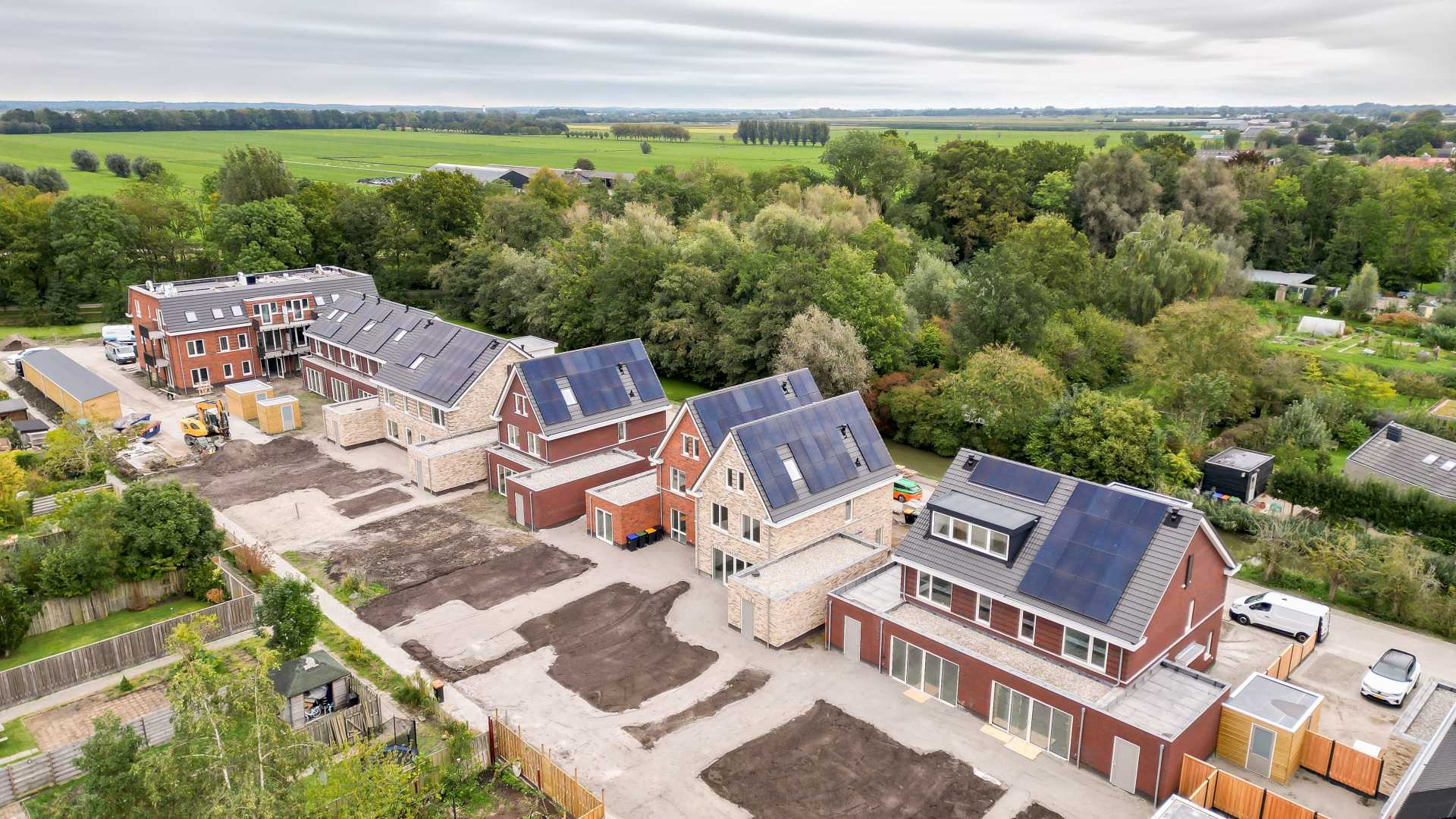 dronefoto-s-10.jpg Om te zien hoe duurzaam beton wordt toegepast op de projecten van Dura Vermeer Bouw Midden West, bezoekt duurzaamheidsmanager Ruben Raadschelders gebiedsontwikkeling Wickengaard in Schalkwijk. Samen met senior bouwkundig engineer Frans Kranenburg en Flori